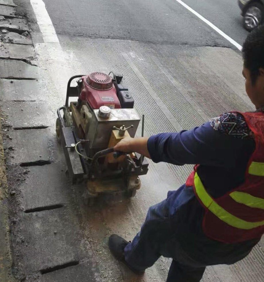 機(jī)械清除舊標(biāo)線施工
