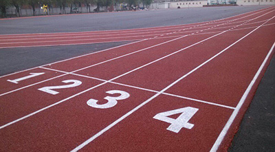 學(xué)校為什么要修建塑膠跑道？